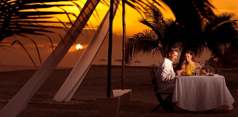 cena romantica en la playa