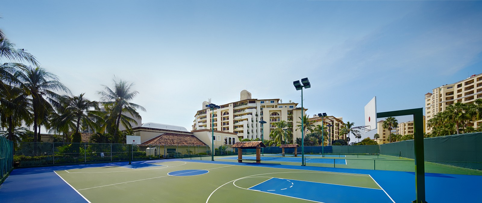 Canchas de tenis y basquetboll.