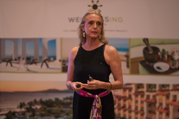 Diana Mestre presentando Wellnessing por Grand Velas