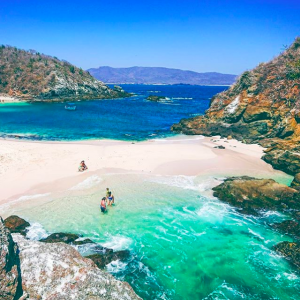 Familia disfrutando de Isla Cocinas localizada en Punta Perula, Jalisco