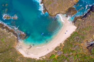 Isla Cocinas is a small island located in Punta Perula, Jalisco. Just a 2-hour drive from Puerto Vallarta, getting there is very easy and affordable. Once you arrive at Punta Perula beach you can take a boat, and in about 20 minutes you will be in this little paradise.