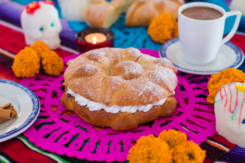 Pan de Muertos, Tradición Mexicana