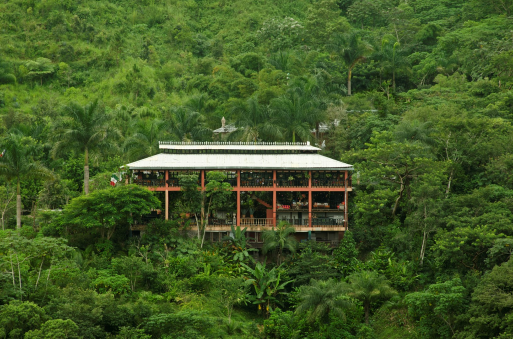 restaurante-Hacienda-de-Oro-en-el-Jardin-Botanico-Vallarta-en-Puerto-Vallarta