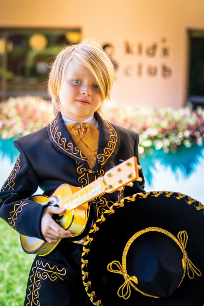 niño-vestido-de-mariachi-en-el-taller-de-mini-mariachis-en-el-Resort-Todo-Incluido-Velas-Vallarta-en-la-marina-de-Puerto-Vallarta