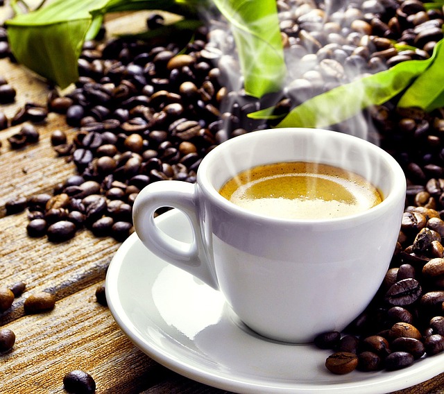 taza de café con granos al rededor sobre una mesa de madera