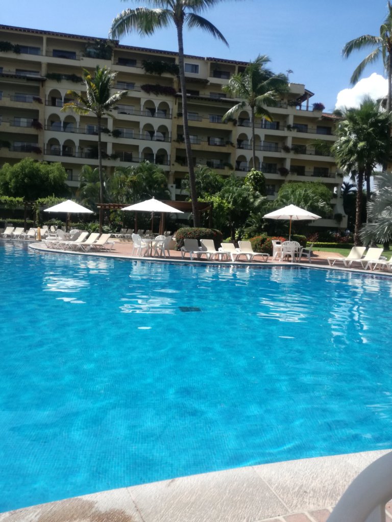 piscina de Velas Vallarta con camastros de fondo