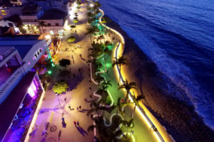 malecon de puerto vallarta por la noche