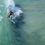 hombre surfeando en una ola de mar