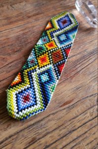 Simbología en pulsera huichol