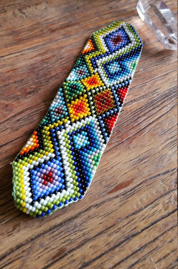 Simbología en pulsera huichol 