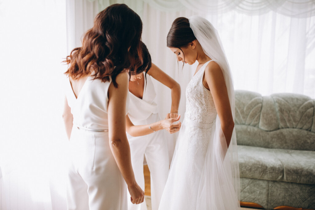 la novia y sus damas de honor preparándose en la Bridal Suite 